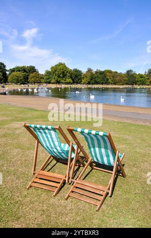 Transats dans Kensington Gardens, Kensington, London Borough de Kensington et Chelsea, Londres, Angleterre, Royaume-Uni Banque D'Images