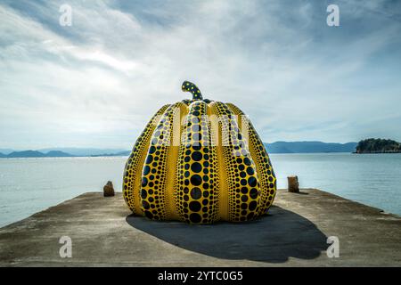 La célèbre installation de citrouille jaune de Yayoi Kusama sur l'île de Naoshima au Japon Banque D'Images