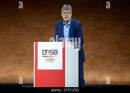 07 décembre 2024, Sarre, Saarbrücken : Thomas Weikert, président de la Confédération allemande du sport olympique (DOSB), prend la parole lors d’une Assemblée générale (MV) de la DOSB. Photo : Laszlo Pinter/dpa Banque D'Images