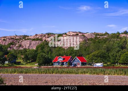 Chalet idyllique à la campagne, village de Svenneby près de Hamburgsund, Bohuslän, Västra Götalands län, Suède, pour usage éditorial seulement. Banque D'Images