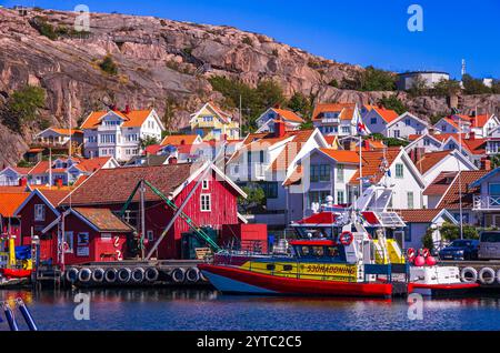 Un bateau suédois de sauvetage en mer amarré à l'embarcadère devant les maisons pittoresques de Fjällbacka à Bohuslän, Västra Götalands län, Suède. Banque D'Images