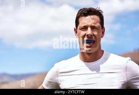 Joueur de sport, rugby et homme en portrait sur le terrain pour la pratique de compétition, l'entraînement de tournoi et l'exercice. Fitness, personne masculine et protège-dents sur Banque D'Images