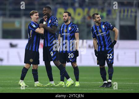 Milan, Italie. 06th Dec, 2024. Nicolo Barella du FC Internazionale (G) célèbre avec ses coéquipiers Marcus Thuram (LC), Hakan Calhanoglu (LR), Henrikh Mkhitaryan (d) après avoir marqué un but lors du match de Serie A entre le FC Internazionale et Parma Calcio au Stadio Giuseppe Meazza le 6 décembre 2024 à Milan en Italie . Crédit : Marco Canoniero/Alamy Live News Banque D'Images