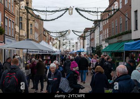 Les acheteurs et les stands au marché général de Chichester juste avant Noël. Décembre 2024 Banque D'Images