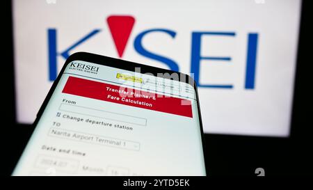 Dans cette illustration photo, un smartphone avec le site de la compagnie ferroviaire japonaise Keisei Electric Railway Co. Ltd est vu devant le logo de l'entreprise. Banque D'Images
