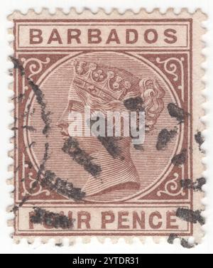 BARBADE - 1882 août 28 : timbre-poste brun à 4 pences représentant un portrait de la reine Victoria portant une couronne et décoré d'ornements géométriques. La Barbade est un pays insulaire et un micro-État dans les petites Antilles des Antilles, les îles les plus à l'est des Caraïbes. Il se trouve à la limite des plaques sud-américaines et caribéennes. Sa capitale et sa plus grande ville est Bridgetown. Un navire anglais, l'Olive Blossom, arriva à la Barbade le 14 mai 1625 ; ses hommes prirent possession de l'île au nom du roi Jacques Ier en 1627, les premiers colons permanents arrivèrent d'Angleterre Banque D'Images