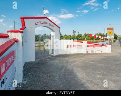 DUNGLOE, COMTÉ DE DONEGAL, IRLANDE - 6 JUIN 2023 : le terrain GAA est situé au centre de la ville. Banque D'Images