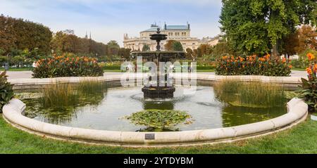 Panorama d'une fontaine et de fleurs dans le parc Volksgarten de Vienne, Autriche Banque D'Images