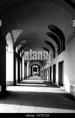 Architecture italienne typique et vue sur la rue à Turin, Piémont, Italie. Banque D'Images