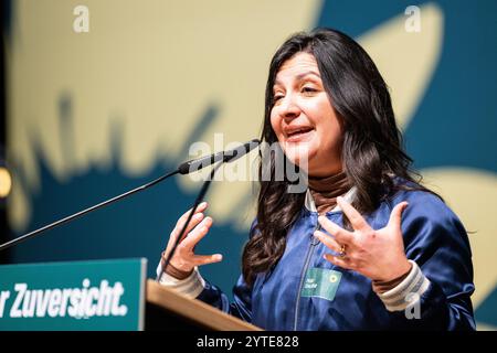 Bielefeld, Allemagne. 07 décembre 2024. Pegah Edalatian, directeur politique fédéral des Verts, intervient lors de la conférence des délégués de l'État de la NRW des Verts. Les 7 et 8 décembre à Bielefeld, les quelque 280 délégués à la conférence des délégués des États (LDK) éliront la liste des États de la NRW pour les élections fédérales de 2025. Crédit : Guido Kirchner/dpa/Alamy Live News Banque D'Images