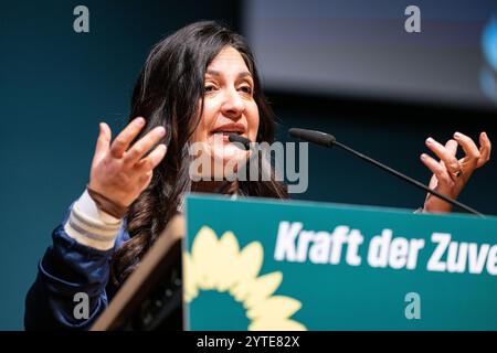 Bielefeld, Allemagne. 07 décembre 2024. Pegah Edalatian, directeur politique fédéral des Verts, intervient lors de la conférence des délégués de l'État de la NRW des Verts. Les 7 et 8 décembre à Bielefeld, les quelque 280 délégués à la conférence des délégués des États (LDK) éliront la liste des États de la NRW pour les élections fédérales de 2025. Crédit : Guido Kirchner/dpa/Alamy Live News Banque D'Images