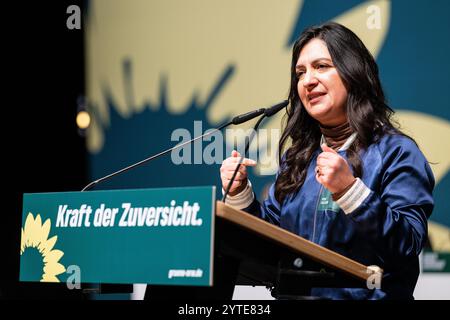 Bielefeld, Allemagne. 07 décembre 2024. Pegah Edalatian, directeur politique fédéral des Verts, intervient lors de la conférence des délégués de l'État de la NRW des Verts. Les 7 et 8 décembre à Bielefeld, les quelque 280 délégués à la conférence des délégués des États (LDK) éliront la liste des États de la NRW pour les élections fédérales de 2025. Crédit : Guido Kirchner/dpa/Alamy Live News Banque D'Images