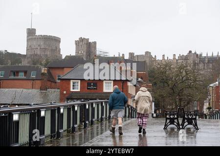 Windsor, Berkshire, Royaume-Uni. 7 décembre 2024. Les acheteurs et les touristes étaient accrochés à leurs parapluies à Windsor, Berkshire aujourd'hui alors qu'ils étaient à Noël Shopping. Un avertissement météo jaune met Office pour vent reste en place jusqu’à 06,00 demain matin, dimanche 8 décembre. Crédit : Maureen McLean/Alamy Live News Banque D'Images