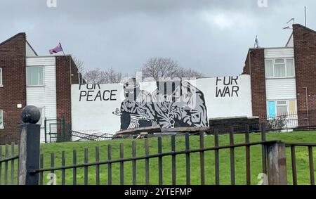 Une murale paramilitaire loyaliste d'Irlande du Nord qui lisait précédemment préparé pour la paix, prêt pour la guerre, dans la région de Mount Vernon au nord de Belfast samedi matin après une nuit de vents violents et la tempête Darragh. Des millions de personnes ont été averties de rester à l'intérieur, des milliers de personnes sont sans électricité et des trains ont été annulés alors que l'alerte gouvernementale « risque pour la vie » déclenchée par la tempête Darragh est entrée en vigueur. Date de la photo : samedi 7 décembre 2024. Banque D'Images