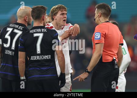 04.12.2024, Fußball, 1. FC Köln - Hertha BSC, Achtelfinale DFB-Pokal, RheinEnergieStadion, saison 2024 2025 : Toni Leistner Hertha 37, Florian Niederlechner Hertha 7 und Timo Hübers 1.FC Köln 4 neben Schiedsrichter Tobias Reichel, Sindelfingen DFB règlement interdit toute utilisation de photographies comme séquences d'images et/ou quasi-vidéo. Nordrhein-Westfalen Deutschland *** 04 12 2024, Football, 1 FC Köln Hertha BSC, Round of 16 DFB Pokal, RheinEnergieStadion, saison 2024 2025 Toni Leistner Hertha 37 , Florian Niederlechner Hertha 7 et Timo Hübers 1 FC Köln 4 à côté de l'arbitre Tobias Reichel, Sindelfingen Banque D'Images