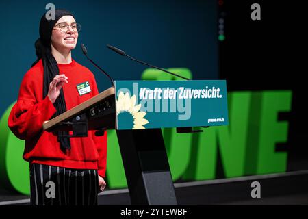 Bielefeld, Allemagne. 07 décembre 2024. Asli Baskas, porte-parole de la NRW Green Youth, prend la parole lors de la conférence des délégués d'État de la NRW des Verts. Les 7 et 8 décembre à Bielefeld, les quelque 280 délégués à la conférence des délégués des États (LDK) éliront la liste des États de la NRW pour les élections fédérales de 2025. Crédit : Guido Kirchner/dpa/Alamy Live News Banque D'Images