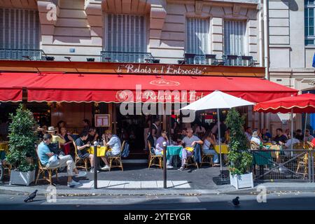 Le Relais de lEntrecote est restaurant français traditionnel décoré pour Noël. Il située au centre historique de Paris près de l'Avenue des Champs Elysées Banque D'Images