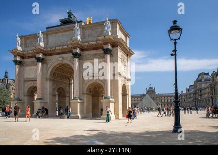 Arc de Triomphe du Carrousel, Paris France. Est un arc de triomphe à Paris, situé sur la place du Carrousel. C'est un exemple d'archite néoclassique Banque D'Images