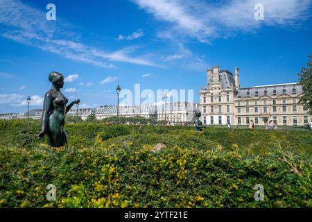 LÉté une statue de sculpture en bonze de l'artiste Aristide Maillol dans le jardin du Carrousel du jardin des tuileries Paris centre-ville France. Fait Banque D'Images