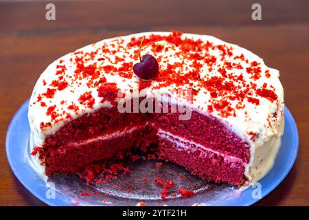 La cerise sur le gâteau, terme couramment utilisé pour désigner la meilleure partie du gâteau Banque D'Images