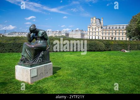 La couleur une statue sculpture en bonze de l'artiste Aristide Maillol dans le jardin du Carrousel du jardin des tuileries Paris centre-ville France. Banque D'Images