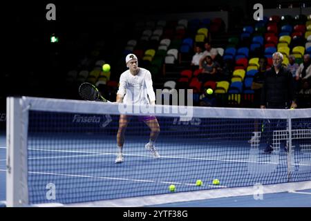 Londres, Royaume-Uni. 07 décembre 2024. 7 décembre 2024 ; Copper Box Arena, Stratford, Londres, Angleterre; Ultimate Tennis Showdown Grand final jour 2 ; Holger Runne s'entraîne avant son match crédit : action plus Sports images/Alamy Live News Banque D'Images