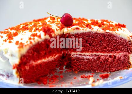 La cerise sur le gâteau, terme couramment utilisé pour désigner la meilleure partie du gâteau Banque D'Images