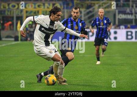 Milan, Italie. 06th Dec, 2024. Matteo Cancellieri (Parma Calcio) se bat pour le ballon contre Henrikh Mkhitaryan (FC Internazionale) lors de l'Inter - FC Internazionale vs Parma Calcio, match de football italien Serie A à Milan, Italie, 06 décembre 2024 crédit : Independent photo Agency/Alamy Live News Banque D'Images