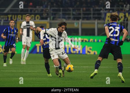 Milan, Italie. 06th Dec, 2024. Matteo Cancellieri (Parma Calcio) se bat pour le ballon lors de l'Inter - FC Internazionale vs Parma Calcio, match de football italien Serie A à Milan, Italie, 06 décembre 2024 crédit : Agence photo indépendante/Alamy Live News Banque D'Images