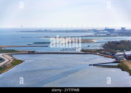 Horizon de la ville côtière de Copenhague avec parc de plage Amager, aéroport et parc éolien en arrière-plan, journée de printemps ensoleillée, Danemark Banque D'Images