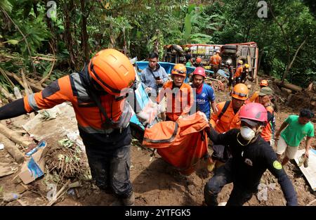 Sukabumi, Indonésie. 7 décembre 2024. Les sauveteurs transfèrent le corps d'une victime sur le site d'un glissement de terrain dans le village de Cisarakan dans la régence de Sukabumi, province de Java occidental, Indonésie, Déc. 7, 2024. Cinq corps ont été retrouvés, et sept autres sont portés disparus après que des inondations soudaines et des glissements de terrain ont détruit des centaines de maisons et d'infrastructures dans la province indonésienne de Java occidental, a déclaré vendredi un responsable. Crédit : Rangga Firmansyah/Xinhua/Alamy Live News Banque D'Images