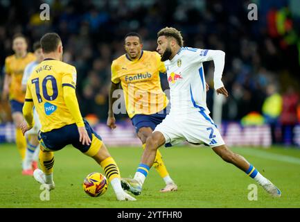 Jerry Yates de Derby County (à gauche) et Jayden Bogle de Leeds United se battent pour le ballon lors du Sky Bet Championship match à Elland Road, Leeds. Date de la photo : samedi 7 décembre 2024. Banque D'Images