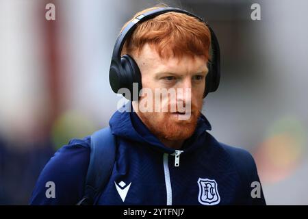 7 décembre 2024 ; Tynecastle Park, Édimbourg, Écosse : Scottish Premiership Football, Heart of Midlothian versus Dundee ; Simon Murray de Dundee arrive à Tynecastle Park Banque D'Images