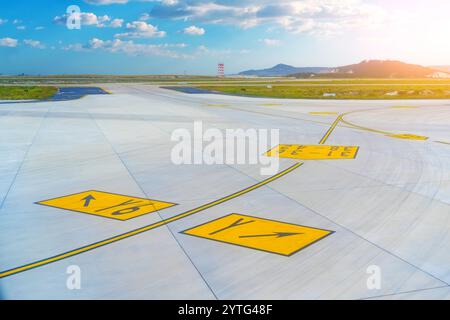 Marquages avec indicateurs, lignes et chiffres sur l'aérodrome de voies de circulation pour la vue des mouvements d'aéronefs. Banque D'Images