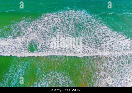 Vue aérienne de dessus de l'ombre vert Azur, capturée à partir d'une vue aérienne fascinante de dessus. Puissance pure de l'océan alors qu'une vague colossale se brise. Banque D'Images