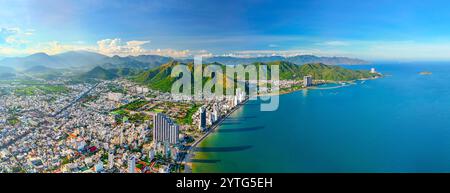 Belle Bai Tam Hon Chong Beach Country surplombant la vue aérienne panoramique de la ville jungle montagnes tropicales sur la côte de l'Asie du Sud-est en Banque D'Images