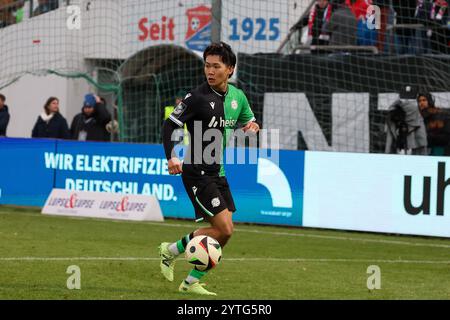 Hayate Matsuda (Hannover 96 II, #03) mit Ball, GER, SpVgg Unterhaching v. Hannover 96 II, Fussball, 3. Liga, 17 ans. Spieltag, saison 2024/2025, 07.12.2024, LES RÈGLEMENTS du LDF INTERDISENT TOUTE UTILISATION DE PHOTOGRAPHIES COMME SÉQUENCES D'IMAGES, Foto : Eibner-Pressefoto/Jenni Maul Banque D'Images