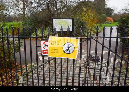 Londres, Angleterre, Royaume-Uni. 7 décembre 2024. Le panneau « Park Closed - Hazardous conditions, Do Not Enter » (Parc fermé - conditions dangereuses, ne pas entrer) à Regent's Park, car Royal Parks ferme ses parcs au public en raison de la tempête Darragh. (Crédit image : © Vuk Valcic/ZUMA Press Wire) USAGE ÉDITORIAL SEULEMENT! Non destiné à UN USAGE commercial ! Crédit : ZUMA Press, Inc/Alamy Live News Banque D'Images