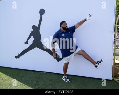 Miami Beach, États-Unis. 05th Dec, 2024. DJ Khaled recrée le logo Jumpman sur le côté de la boutique on course Jordan lors de la 2e édition annuelle « We the Best Golf Classic » au Miami Beach Golf Club le 5 décembre 2024 à Miami Beach, en Floride. (Photo de Kory Savage/Sipa USA) crédit : Sipa USA/Alamy Live News Banque D'Images