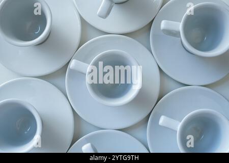 Tasses à café blanches disposées sur une table blanche, vue de dessus Banque D'Images