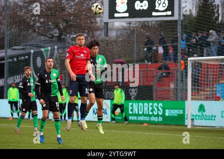 Kopfball Sebastian Maier (SpVgg Unterhaching, 10) und Hayate Matsuda (Hannover 96 II, #03), GER, SpVgg Unterhaching v. Hannover 96 II, Fussball, 3. Liga, 17 ans. Spieltag, saison 2024/2025, 07.12.2024, LES RÈGLEMENTS du LDF INTERDISENT TOUTE UTILISATION DE PHOTOGRAPHIES COMME SÉQUENCES D'IMAGES, Foto : Eibner-Pressefoto/Jenni Maul Banque D'Images