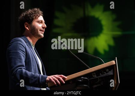 Bielefeld, Allemagne. 07 décembre 2024. Felix Banaszak, président fédéral de Bündnis 90/Die Grünen, prend la parole à la conférence des délégués des Verts de l'État de NRW. Les 7 et 8 décembre à Bielefeld, les quelque 280 délégués à la conférence des délégués des États (LDK) éliront la liste des États de la NRW pour les élections fédérales de 2025. Crédit : Guido Kirchner/dpa/Alamy Live News Banque D'Images