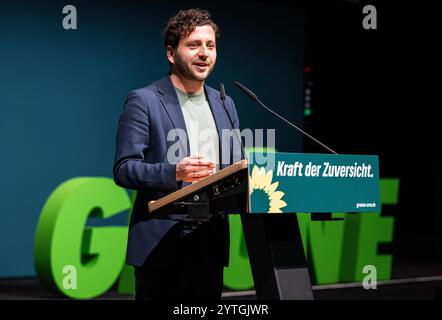 Bielefeld, Allemagne. 07 décembre 2024. Felix Banaszak, président fédéral de Bündnis 90/Die Grünen, prend la parole à la conférence des délégués des Verts de l'État de NRW. Les 7 et 8 décembre à Bielefeld, les quelque 280 délégués à la conférence des délégués des États (LDK) éliront la liste des États de la NRW pour les élections fédérales de 2025. Crédit : Guido Kirchner/dpa/Alamy Live News Banque D'Images