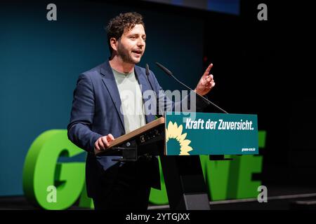 Bielefeld, Allemagne. 07 décembre 2024. Felix Banaszak, président fédéral de Bündnis 90/Die Grünen, prend la parole à la conférence des délégués des Verts de l'État de NRW. Les 7 et 8 décembre à Bielefeld, les quelque 280 délégués à la conférence des délégués des États (LDK) éliront la liste des États de la NRW pour les élections fédérales de 2025. Crédit : Guido Kirchner/dpa/Alamy Live News Banque D'Images