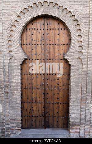 Une porte en bois vieilli, avec son grain naturel et sa surface vieillie, arbore fièrement un charme intemporel. Les tons riches et terreux du bois Banque D'Images