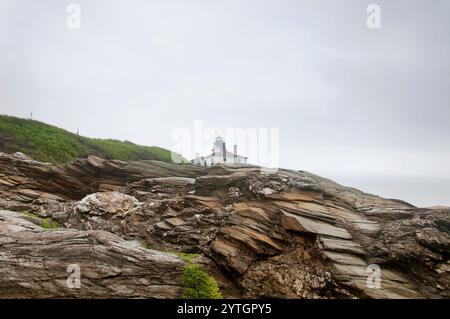 Le phare historique de Beavertail à Jamestown Rhode Island par une journée brumeuse. Banque D'Images