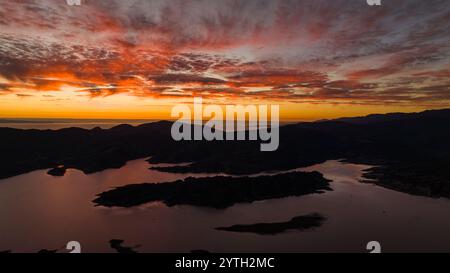 DÉCEMBRE 2023, OJAI, CA - Drone vue sur le lac Casitas, les montagnes et l'océan Pacifique à Ojai CA. Banque D'Images