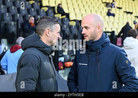 DEVENTER - (g-d), entraîneur de NEC Nijmegen Rogier Meijer, entraîneur de Go Ahead Eagles Paul Simonis lors du match néerlandais Eredivisie entre Go Ahead Eagles et NEC Nijmegen à de Adelaarshorst le 7 décembre 2024 à Deventer, pays-Bas. ANP GERRIT VAN KEULEN crédit : ANP/Alamy Live News Banque D'Images