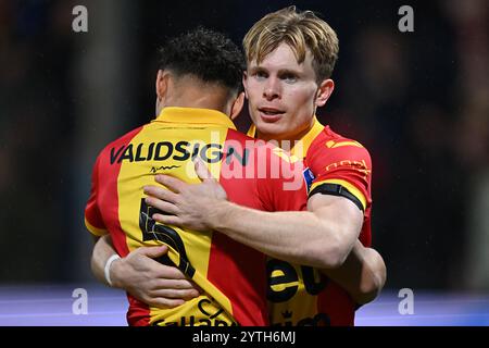 DEVENTER - le doyen James de Go Ahead Eagles et Oliver Edvardsen de Go Ahead Eagles célèbrent le 1-0 lors du match néerlandais Eredivisie entre Go Ahead Eagles et NEC Nijmegen à de Adelaarshorst le 7 décembre 2024 à Deventer, pays-Bas. ANP GERRIT VAN KEULEN crédit : ANP/Alamy Live News Banque D'Images