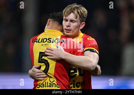 DEVENTER - le doyen James de Go Ahead Eagles et Oliver Edvardsen de Go Ahead Eagles célèbrent le 1-0 lors du match néerlandais Eredivisie entre Go Ahead Eagles et NEC Nijmegen à de Adelaarshorst le 7 décembre 2024 à Deventer, pays-Bas. ANP GERRIT VAN KEULEN crédit : ANP/Alamy Live News Banque D'Images